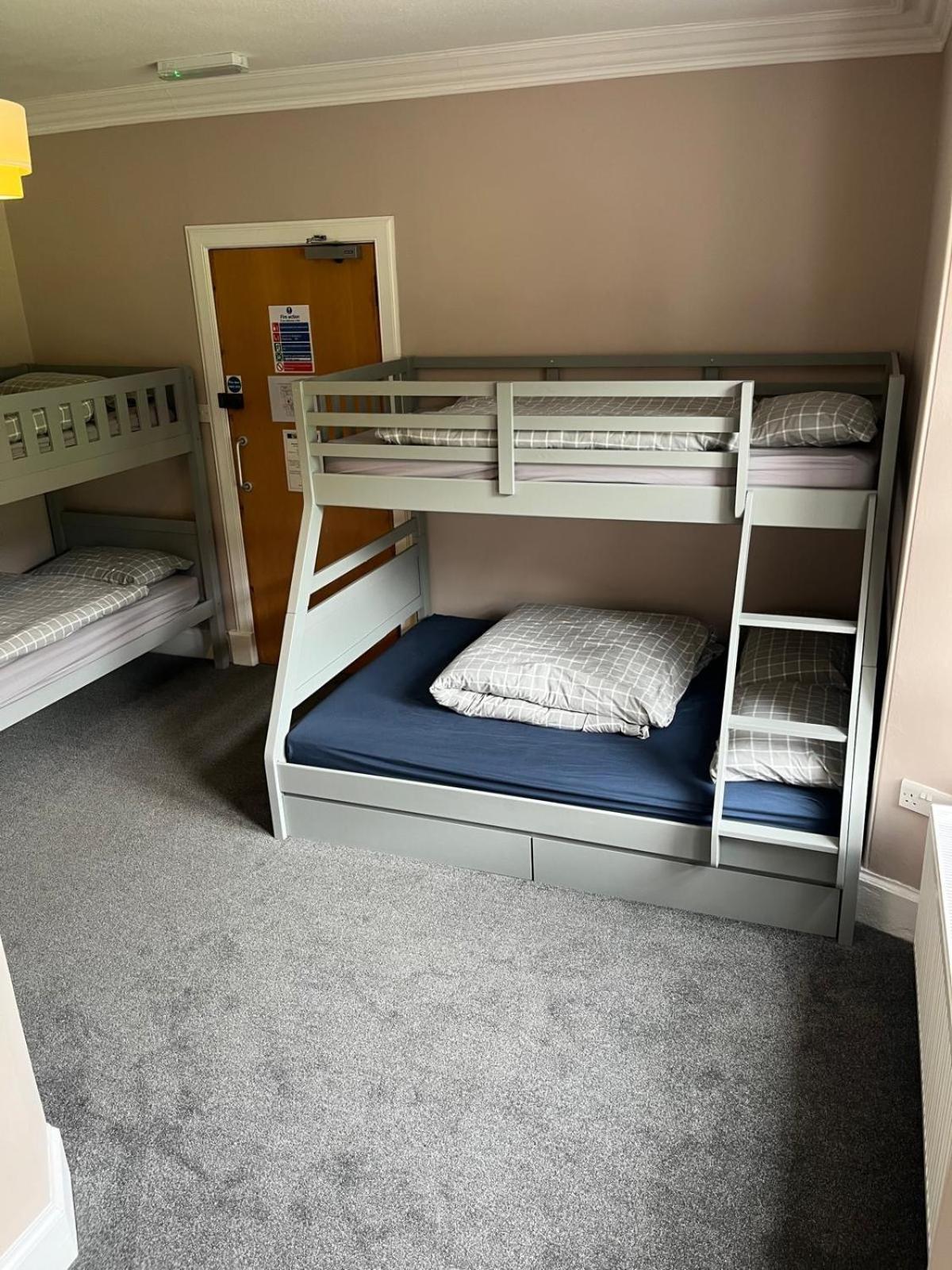 Great Glen Hostel Спийн Бридж Екстериор снимка