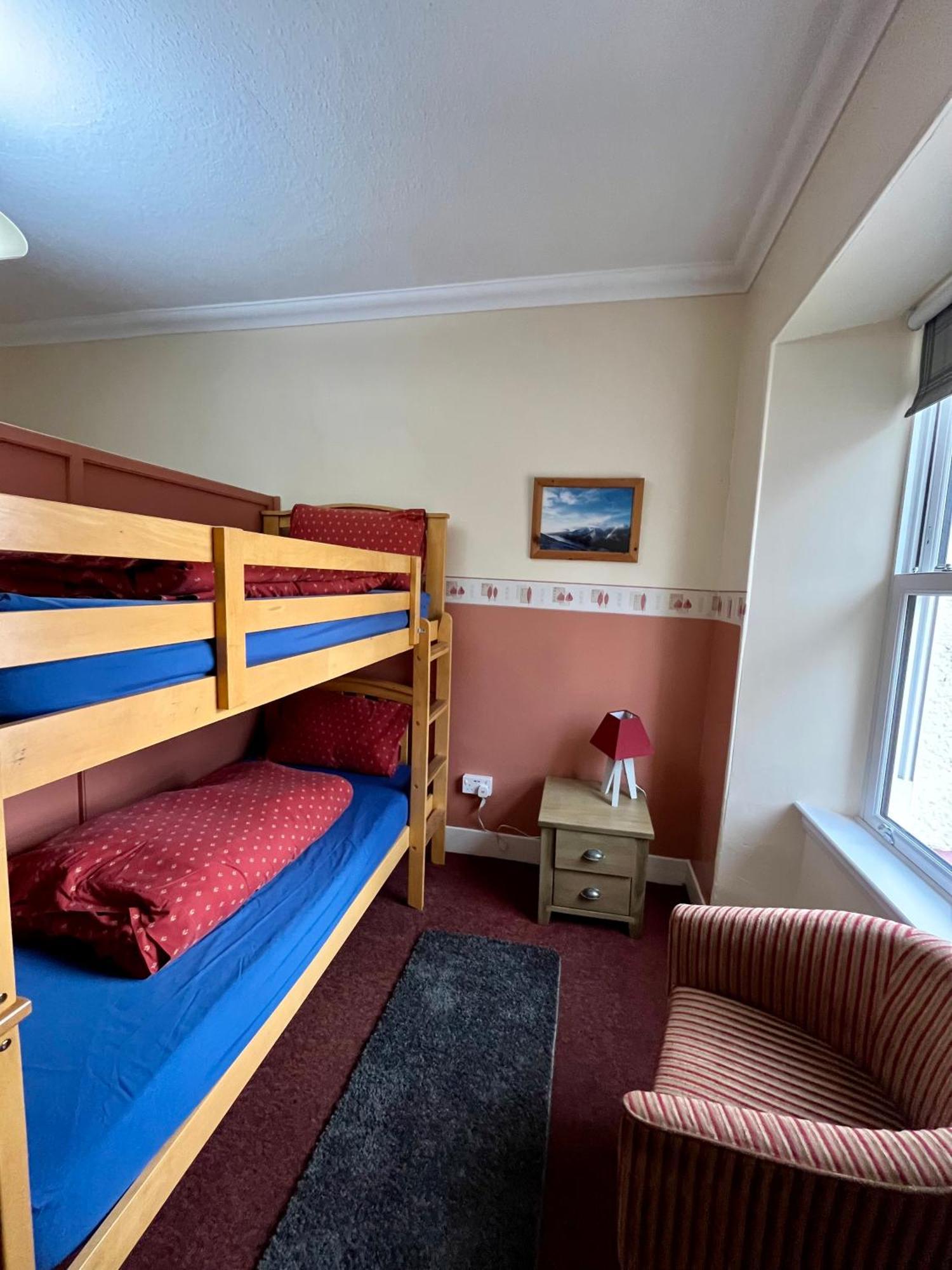 Great Glen Hostel Спийн Бридж Екстериор снимка