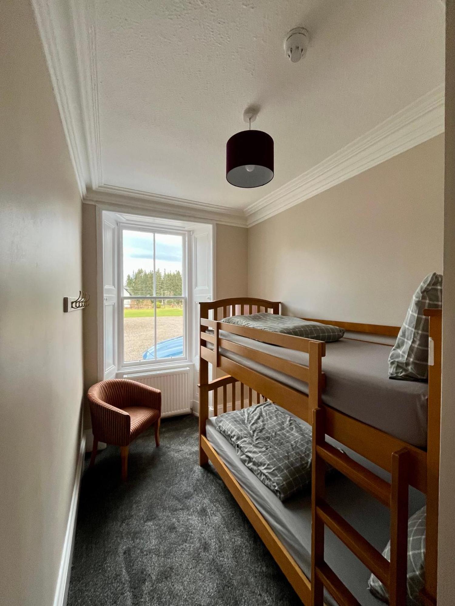 Great Glen Hostel Спийн Бридж Екстериор снимка