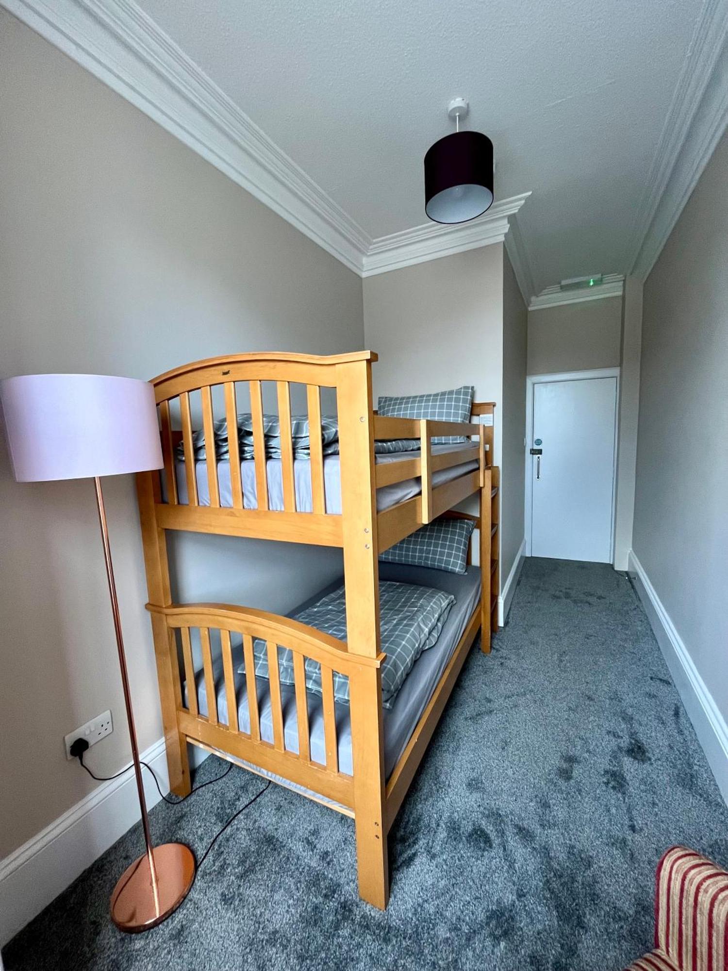 Great Glen Hostel Спийн Бридж Екстериор снимка