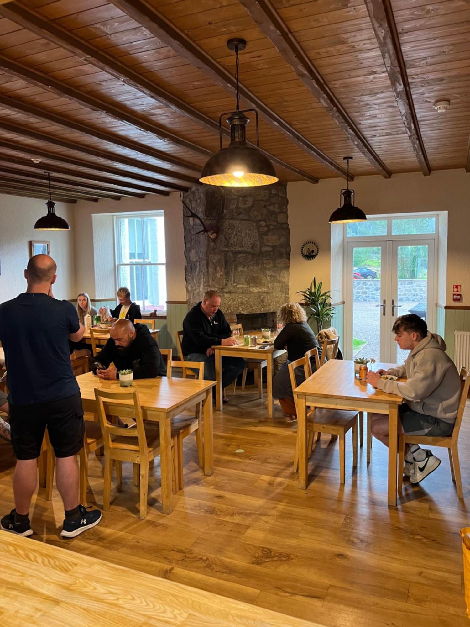 Great Glen Hostel Спийн Бридж Екстериор снимка