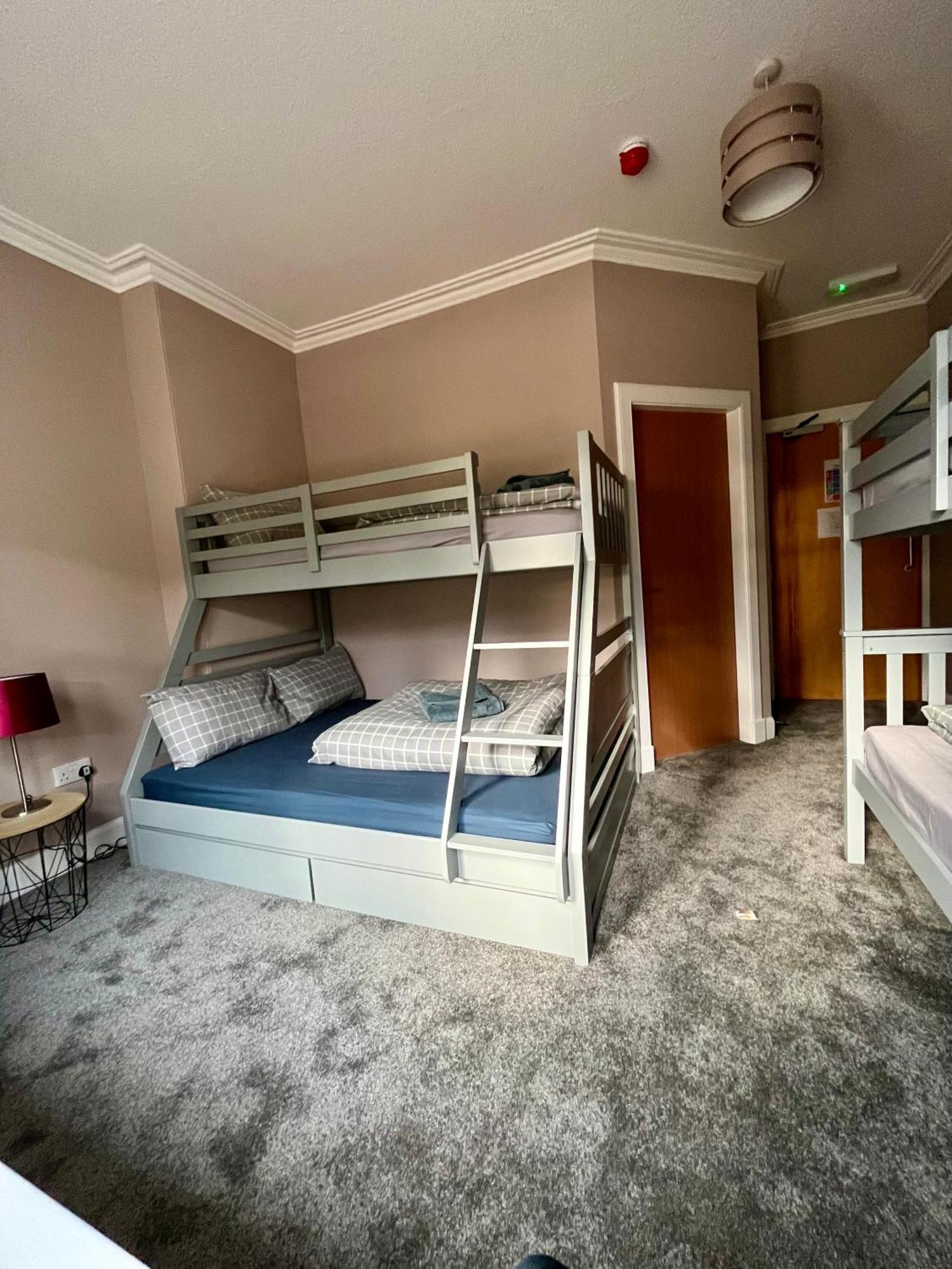 Great Glen Hostel Спийн Бридж Екстериор снимка