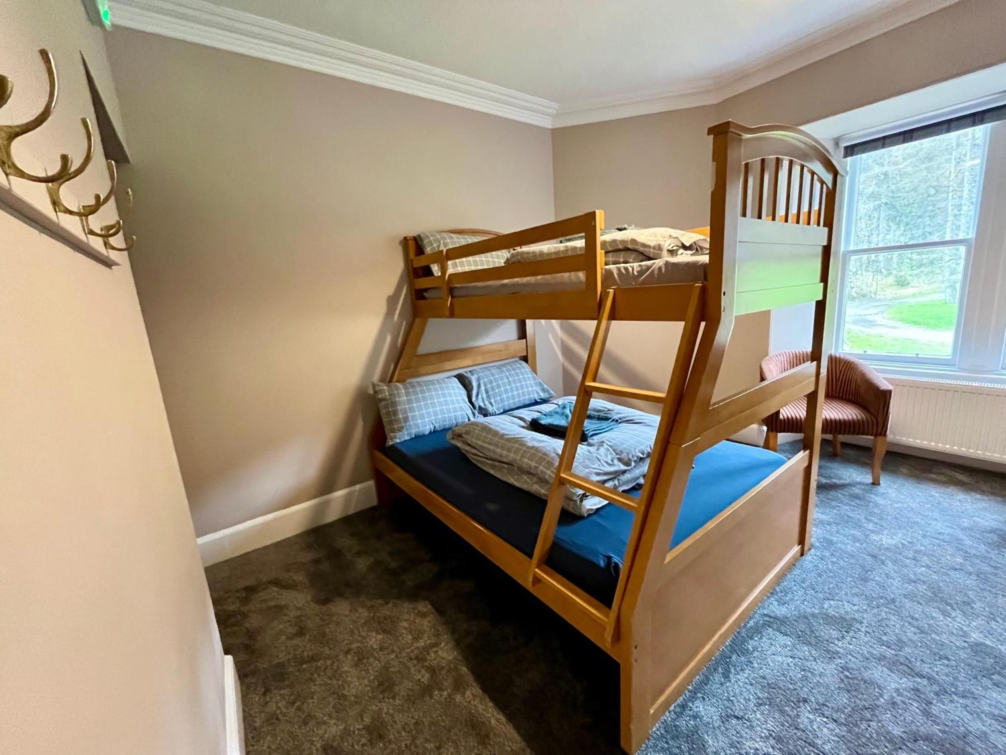 Great Glen Hostel Спийн Бридж Екстериор снимка