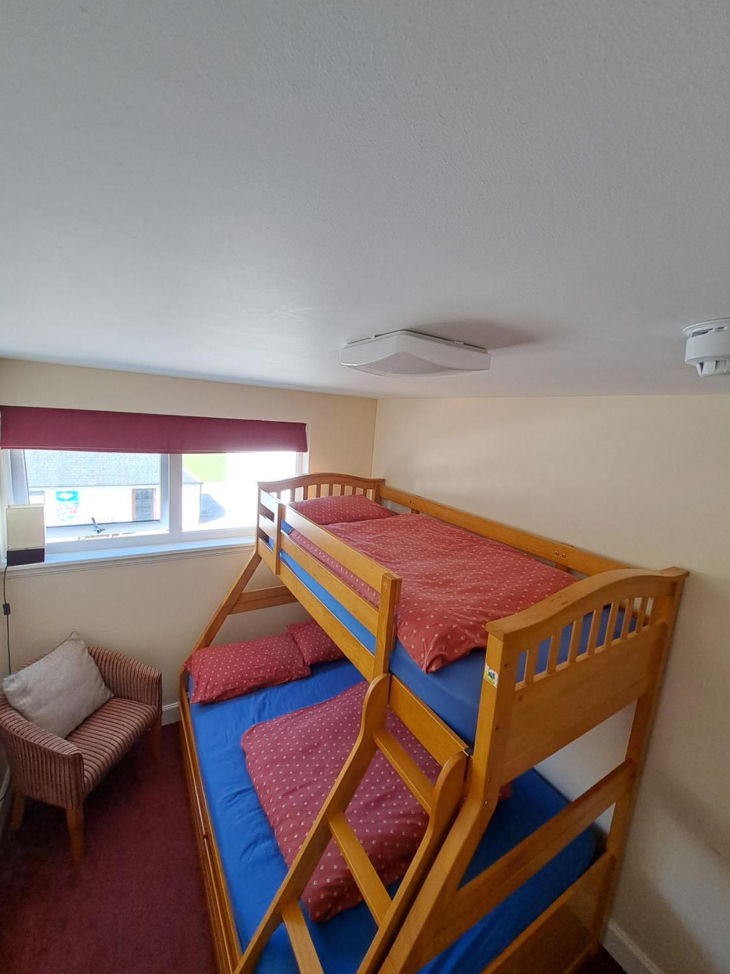 Great Glen Hostel Спийн Бридж Екстериор снимка